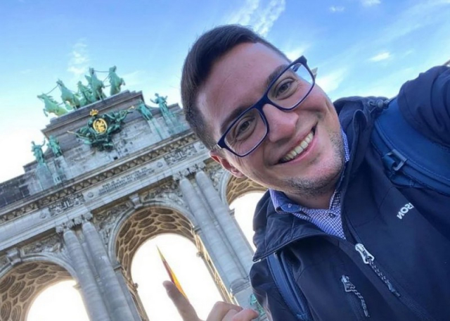 Ο δημοσιογράφος γιος του Ηλία Μίχου για την απόλυσή του: «Φρικτές και κτηνώδεις πράξεις, μην σκοτώνετε όσους δεν έχουν ευθύνη»