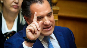 Αδιανόητο! Φρουρός του Άδωνι Γεωργιάδη επιτέθηκε σε δικηγόρο στη δίκη για το ΚΕΕΛΠΝΟ