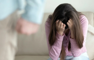 Δημοσιογράφος της ΕΡΤ συνελήφθη για ενδοοικογενειακή βία σε βάρος της συζύγου του
