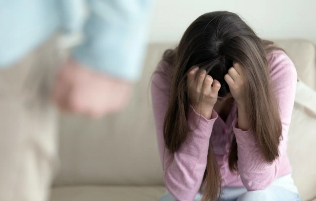 Δημοσιογράφος της ΕΡΤ συνελήφθη για ενδοοικογενειακή βία σε βάρος της συζύγου του