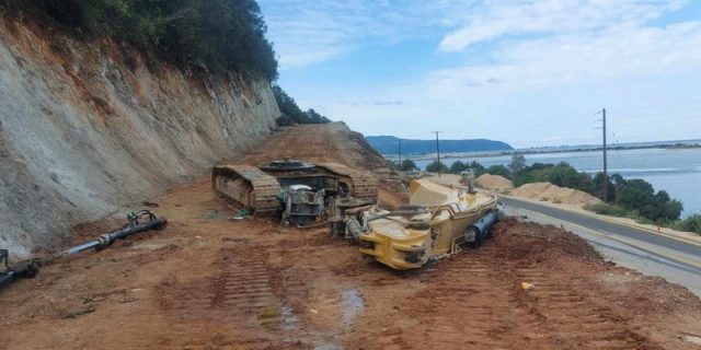 Απίστευτο και όμως αληθινό. Έκλεψαν τον εκσκαφέα στο εργοτάξιο του δρόμου ‘Αγιος Νικόλαος - Λευκάδα