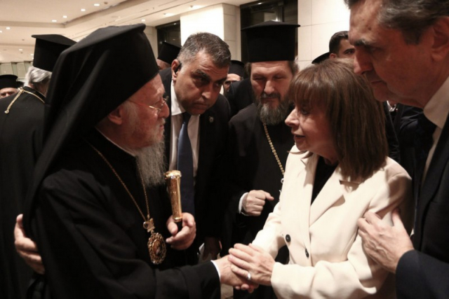 Συγκίνηση στην συναυλία «Για την Οικουμένη» παρουσία Οικουμενικού Πατριάρχη και Κ. Σακελλαροπούλου