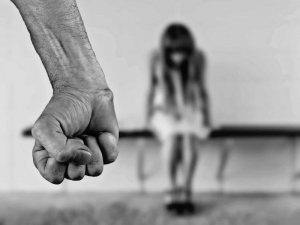 Χανιά: Πατέρας φέρεται να χτύπησε την κόρη του γιατί άργησε… 2 λεπτά