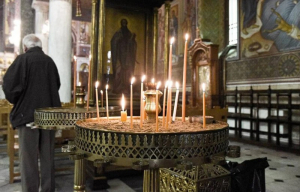 Χαμός σε εκκλησία: Παράφρων απειλούσε με μαχαίρι πιστούς και ιερέα!
