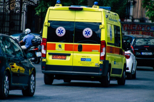 Πτώση ασθενοφόρου σε ρεματιά στο νεκροταφείο Καισαριανής - Τρεις τραυματίες