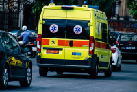 Πτώση ασθενοφόρου σε ρεματιά στο νεκροταφείο Καισαριανής - Τρεις τραυματίες