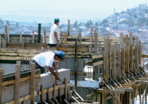 280.000 εργαζόμενοι λείπουν από τις οικοδομές