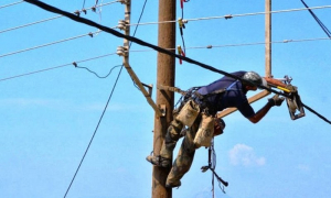 Νυδρί: Κολώνα της ΔΕΗ που σπινθήριζε κινητοποίησε την πυροσβεστική