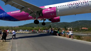 Σκιάθος: Αεροπλάνο πέρασε μια ανάσα από τον κόσμο - Δείτε βίντεο