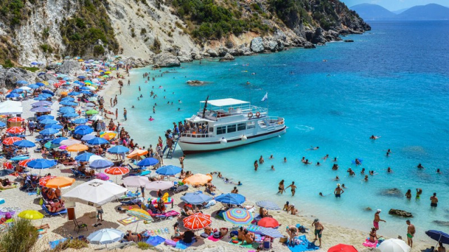 Κατάλληλες για κολύμβηση καθ’ όλη τη διάρκεια του έτους όλες οι ακτές της Λευκάδας