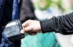 71χρονος έκλεψε πορτοφόλι στη Λευκάδα