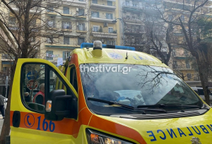 Θεσσαλονίκη: 66χρονη πήρε τηλέφωνο τον γιο της, είπε ότι θα αυτοκτονήσει και έπεσε από μπαλκόνι!