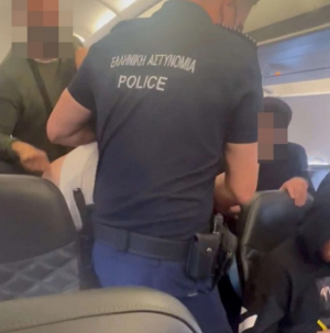 Κρήτη: Έβγαλαν σηκωτό μεθυσμένο Βρετανό από πτήση, επειδή... ούρησε πάνω στον αδερφό του