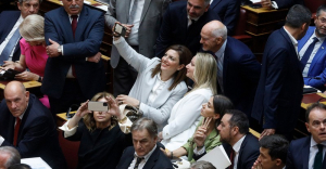 Selfies, χαμόγελα και νέα πρόσωπα στην ορκωμοσία των «βουλευτών της μίας μέρας»