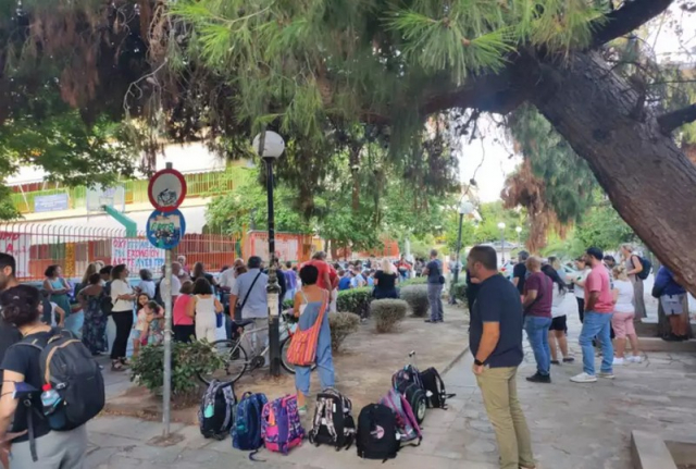 Χάος σε σχολείο στο Αιγάλεω: Έκαναν προσευχή στο δρόμο 100 παιδιά μετά από έξωση