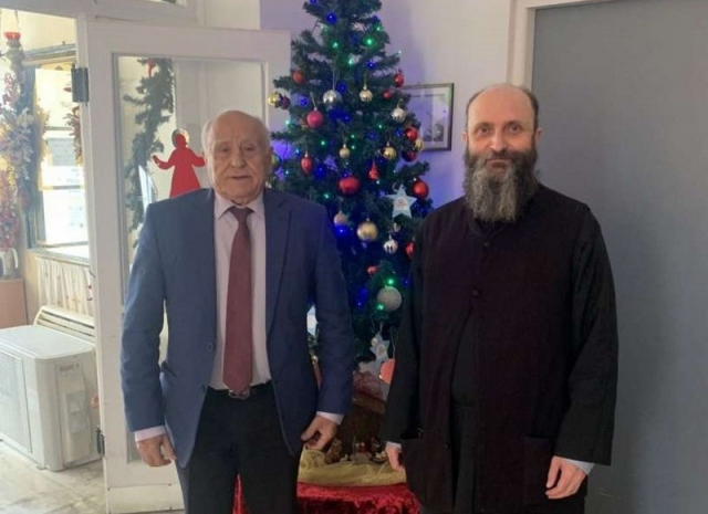 Γιορτινή επίσκεψη του Ξενοφώντα Βεργίνη στο Γηροκομείο του νησιού