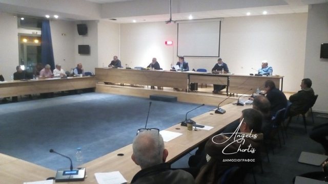 Λευκάδα: Ένταση στο Δημοτικό Συμβούλιο με χτυπήματα στο τραπέζι: «Ποιος είπε βρισιές;» [ΒΙΝΤΕΟ]