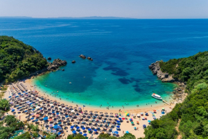 Το άλλο Σαρακήνικο: Η ήσυχη παραλία της Πάργας που μοιάζει με πισίνα