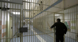Ξύλο μέχρι λιποθυμίας και ληστείες στις φυλακές