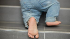 Παιδάκι 1 έτους βρέθηκε αναίσθητο από ναρκωτικά που κάπνισε δίπλα του ο πατέρας του